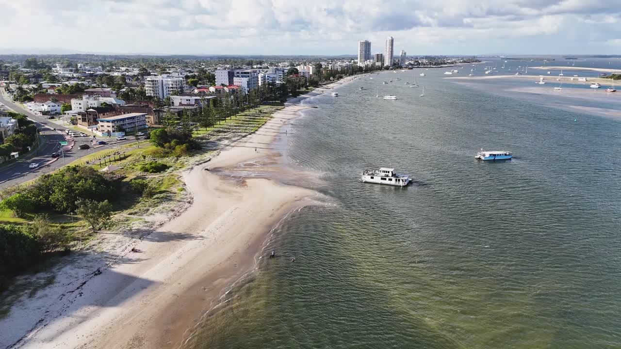 보트와 건물이 있는 경치 좋은 해안 풍경