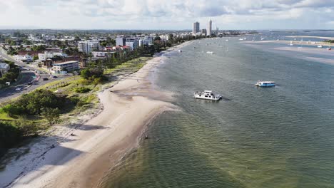 paisaje costero pintoresco con barcos y edificios