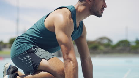 un joven atleta preparándose para una carrera en un estadio