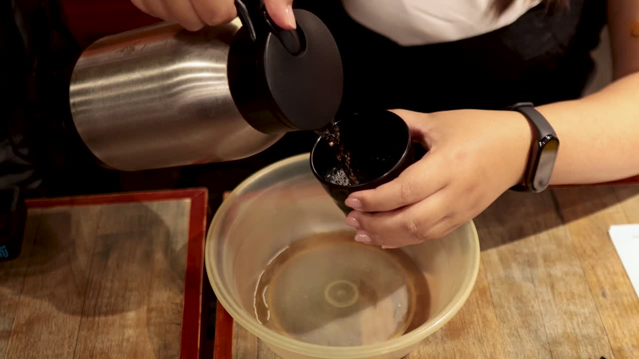 사람 은 테르모스 에서 용액 을 그 에 부어 넣는다