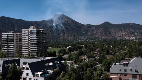 Sockelaufnahme-Eines-Feuers-In-Manquehue-Hill,-Santiago