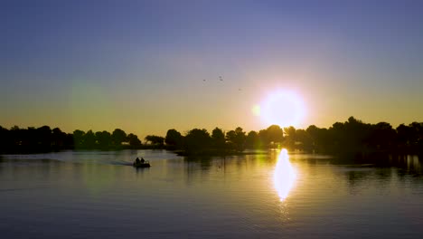 Amanecer-Sobre-El-Lago-Con-Patos