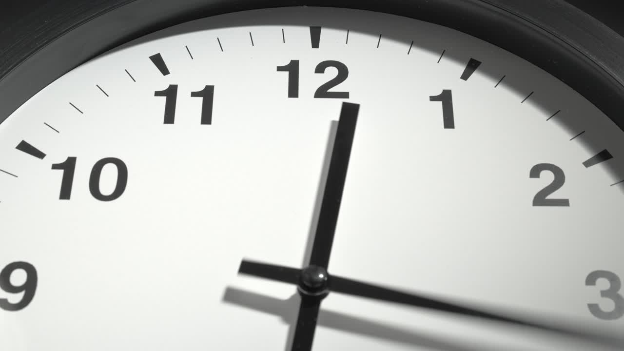 cara del reloj en el lapso de tiempo en la pared gris oscuro