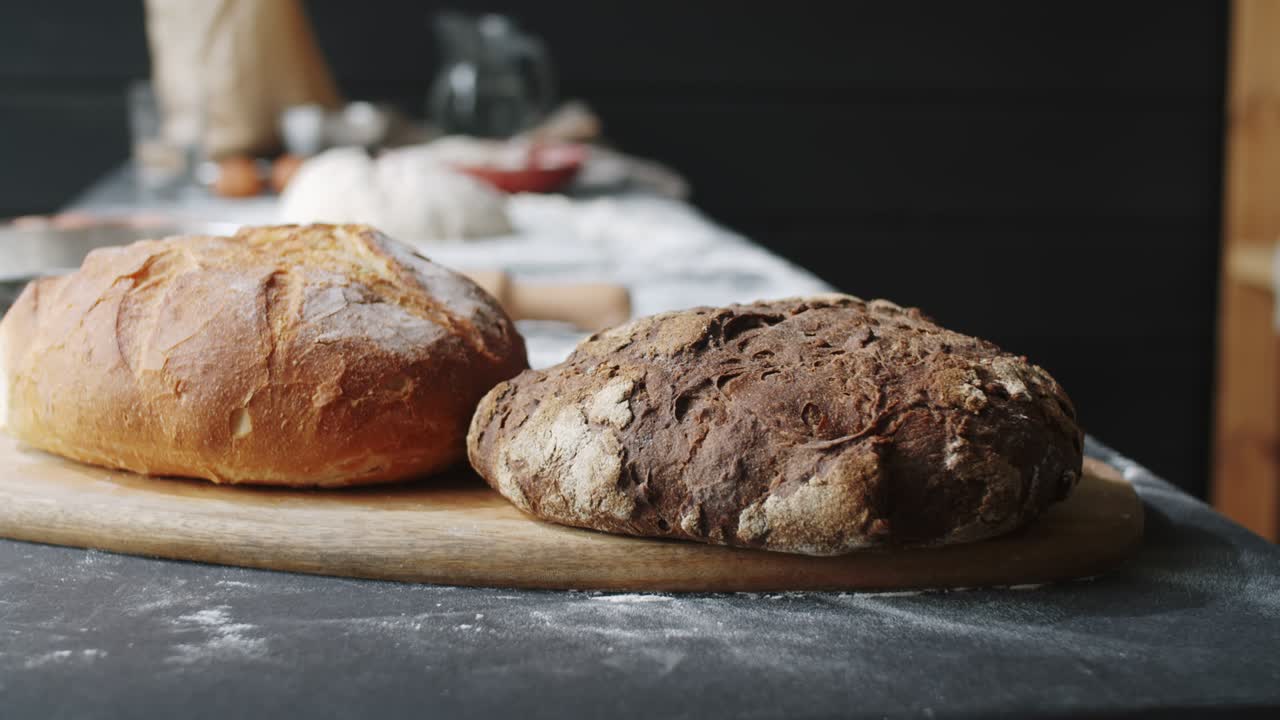 pan casero recién horneado en la mesa de la cocina