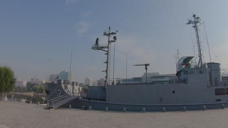 pan right shot of uss pueblo (美國小鎮的右邊拍攝)