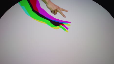 mano colorida haciendo signo de paz sobre fondo blanco en luz multicolor con silueta de color arco iris concepto de paz