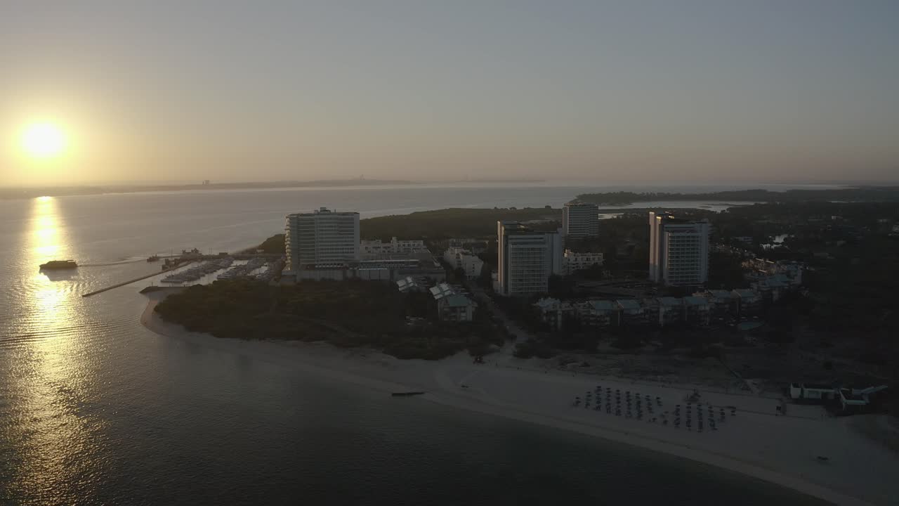 yate de vela de silueta 4k en el mar ondulante al atardecer y cielo crepuscular con viento en verano