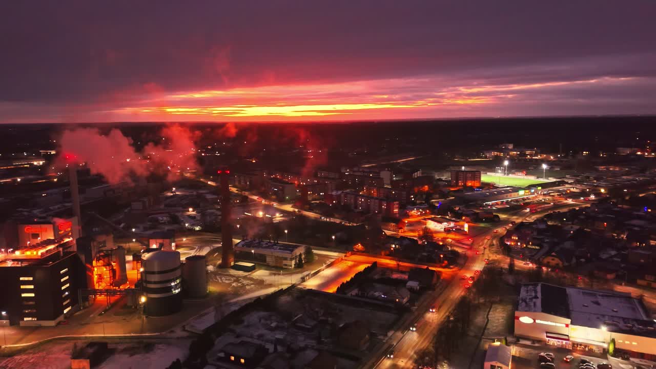 Luftfoto: elværk med sne om vinteren ved solnedgang, indledende droneoptagelse