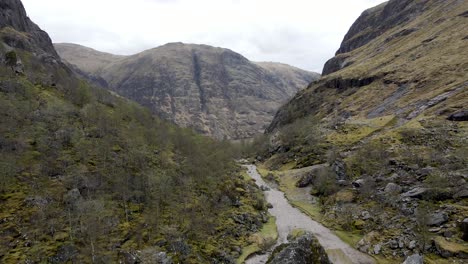 sobrevuelo aéreo a través del valle perdido en escocia