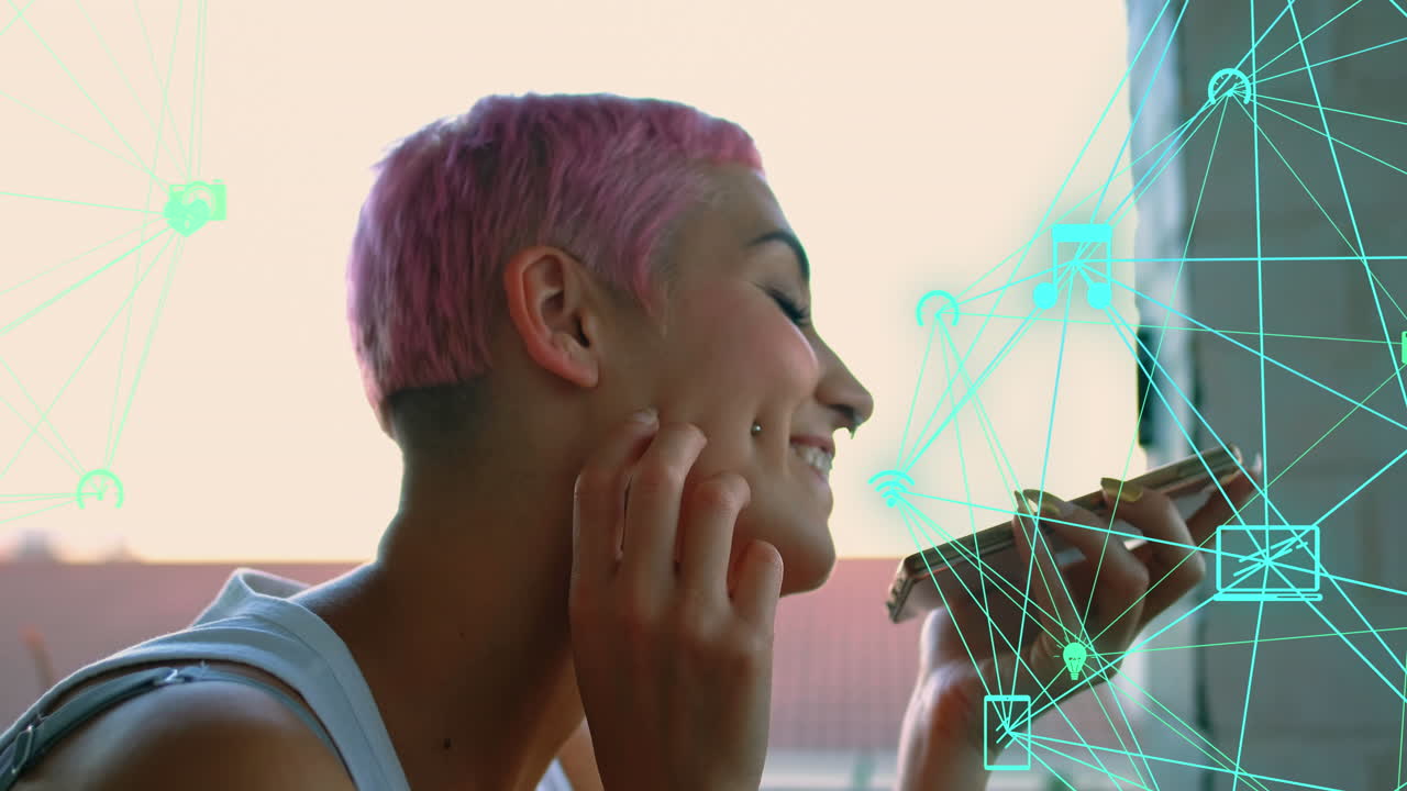 animación de globos de iconos digitales girando sobre una mujer biracial feliz hablando en un teléfono inteligente