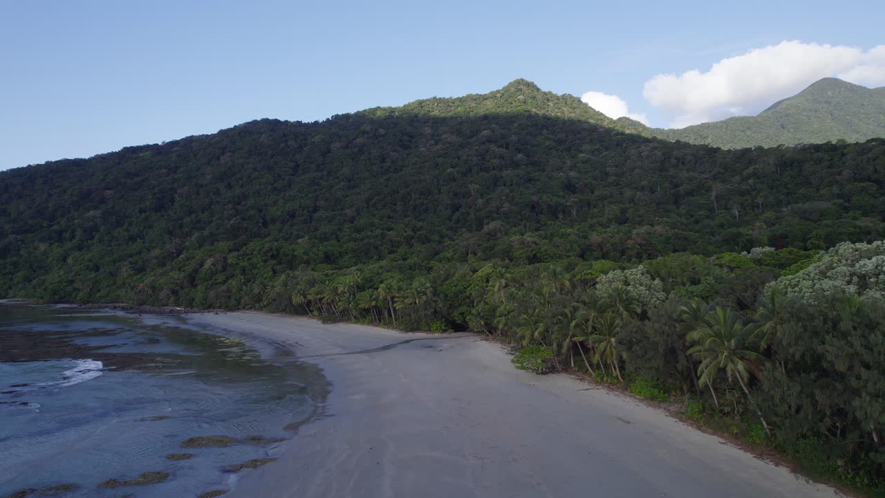 vista de las montañas boscosas del parque nacional de daintree, lejano norte de queensland, australia - disparo de drones