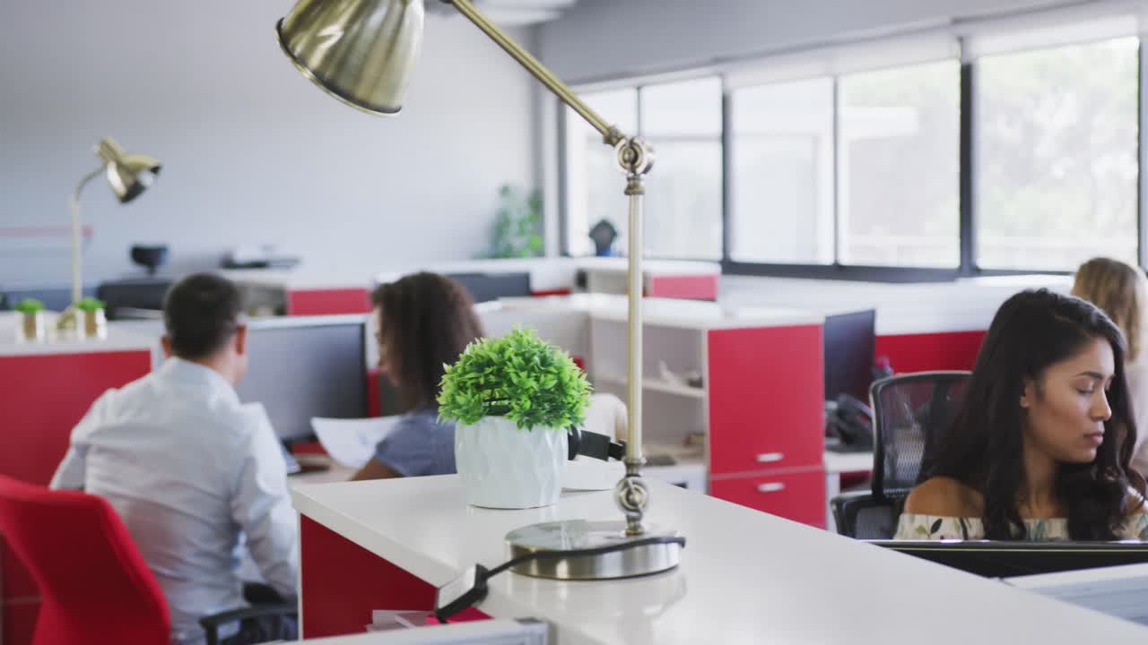 슬로우 모션으로 현대적인 사무실에서 일하는 전문 사업가