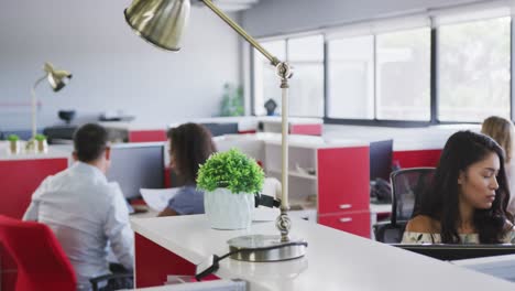 empresarios profesionales que trabajan en oficinas modernas en cámara lenta