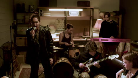 grupo musical en un estudio