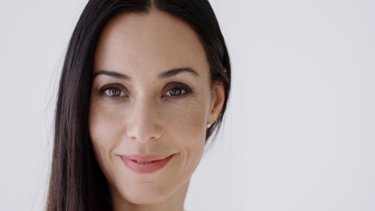 una joven hermosa con una hermosa sonrisa.