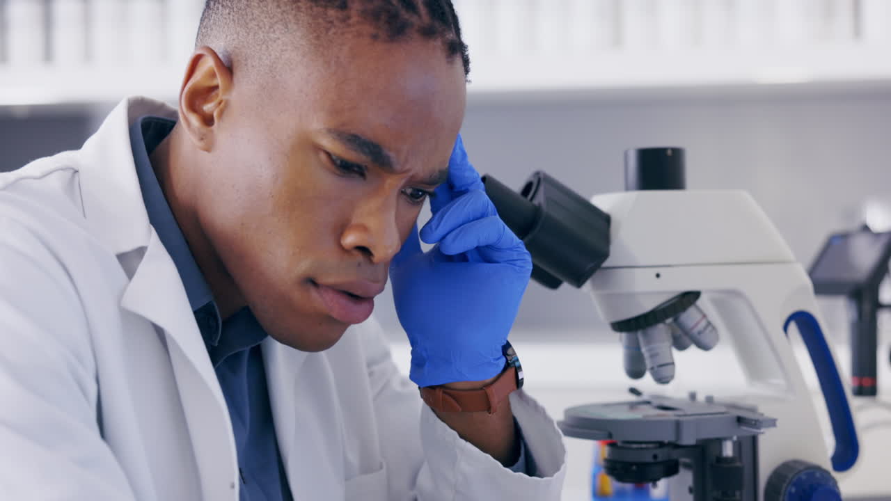 ciencia, microscopio y estrés con un médico hombre