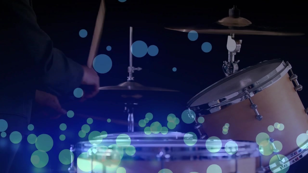 Batterista che impugna le bacchette, batte sull'hi-hat e colpisce i piatti per creare un ritmo musicale con sfere che pulsano