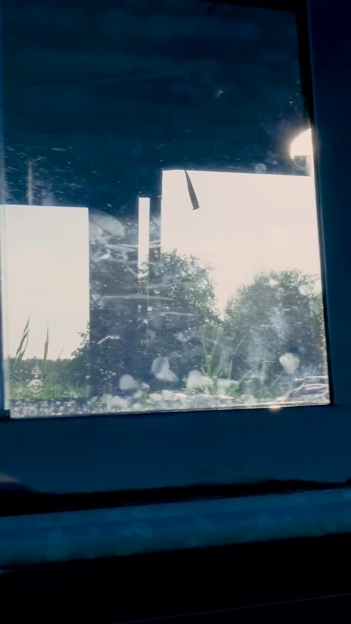 먼지 가 가득 한 은 차량 창문 을 통해 볼 수 있는 풍경