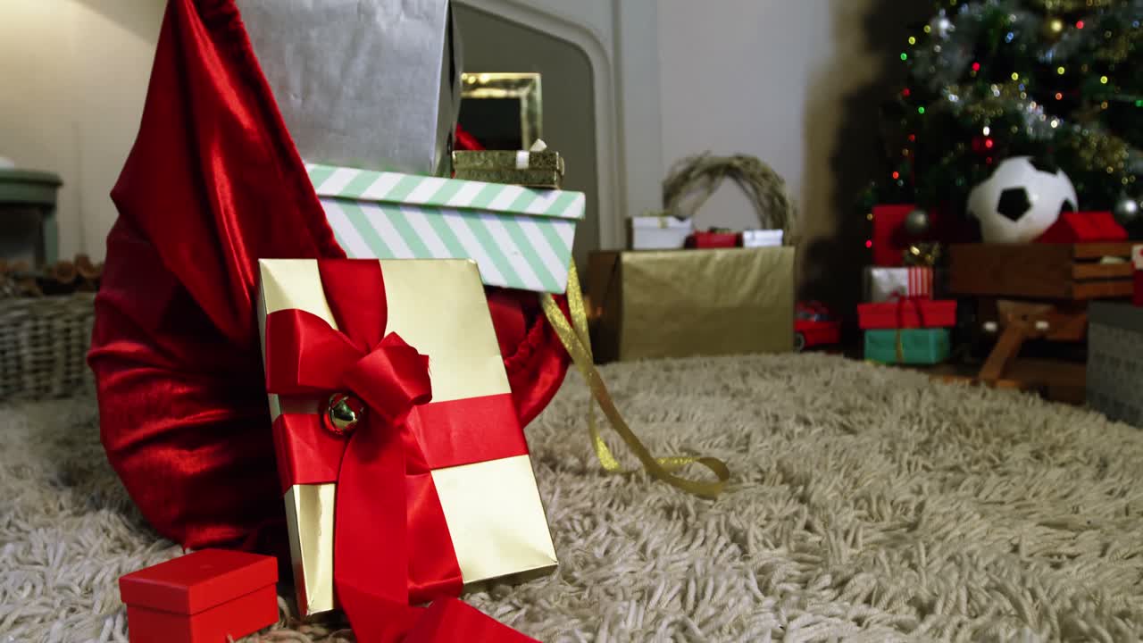 Close-up van een zak en diverse geschenkdozen op een vloerkleed