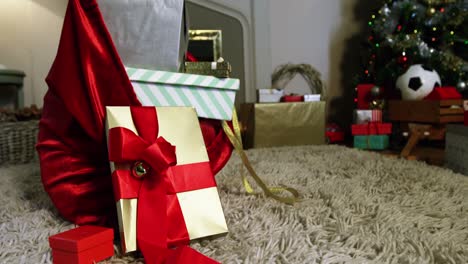 primer plano de sacos y varias cajas de regalos en la alfombra