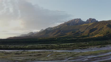 paisaje de valle de montaña al atardecer o al amanecer