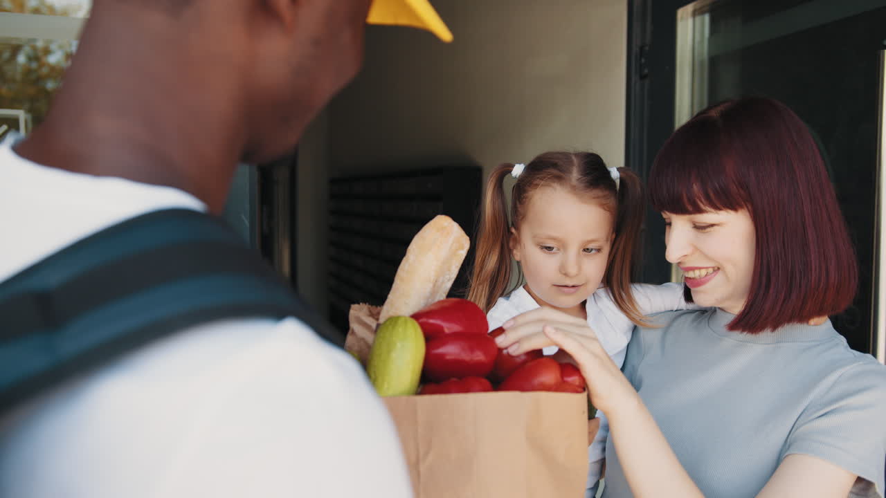 식료품을 집에 배달하는 것