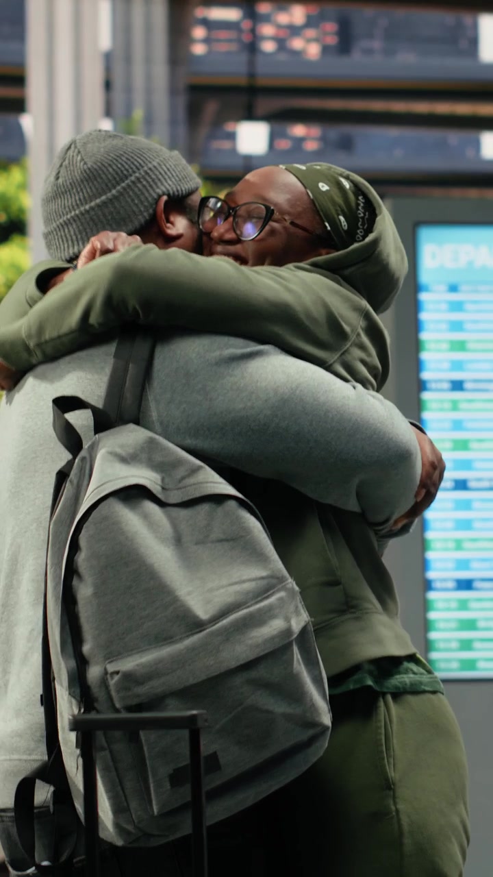 Pareja feliz reunida en la terminal del aeropuerto
