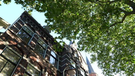 Edificio-Monumental-De-La-Rectoría-Junto-A-La-Iglesia-Gouwekerk-En-La-Calle-Hoge-Gouwe,-Gouda,-Países-Bajos