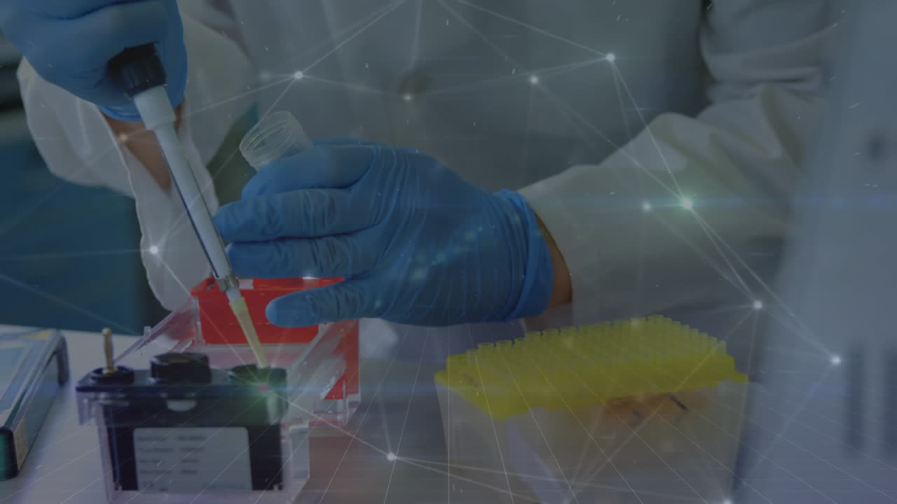 animación de la red de conexiones sobre la mujer científica caucásica en el laboratorio