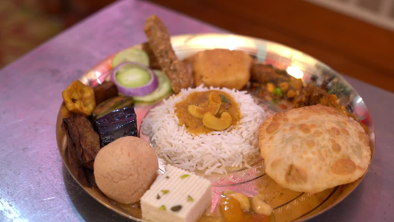 toma cinematográfica de platos bengalíes tradicionales para la comida festiva hindú durga puja o pooja
