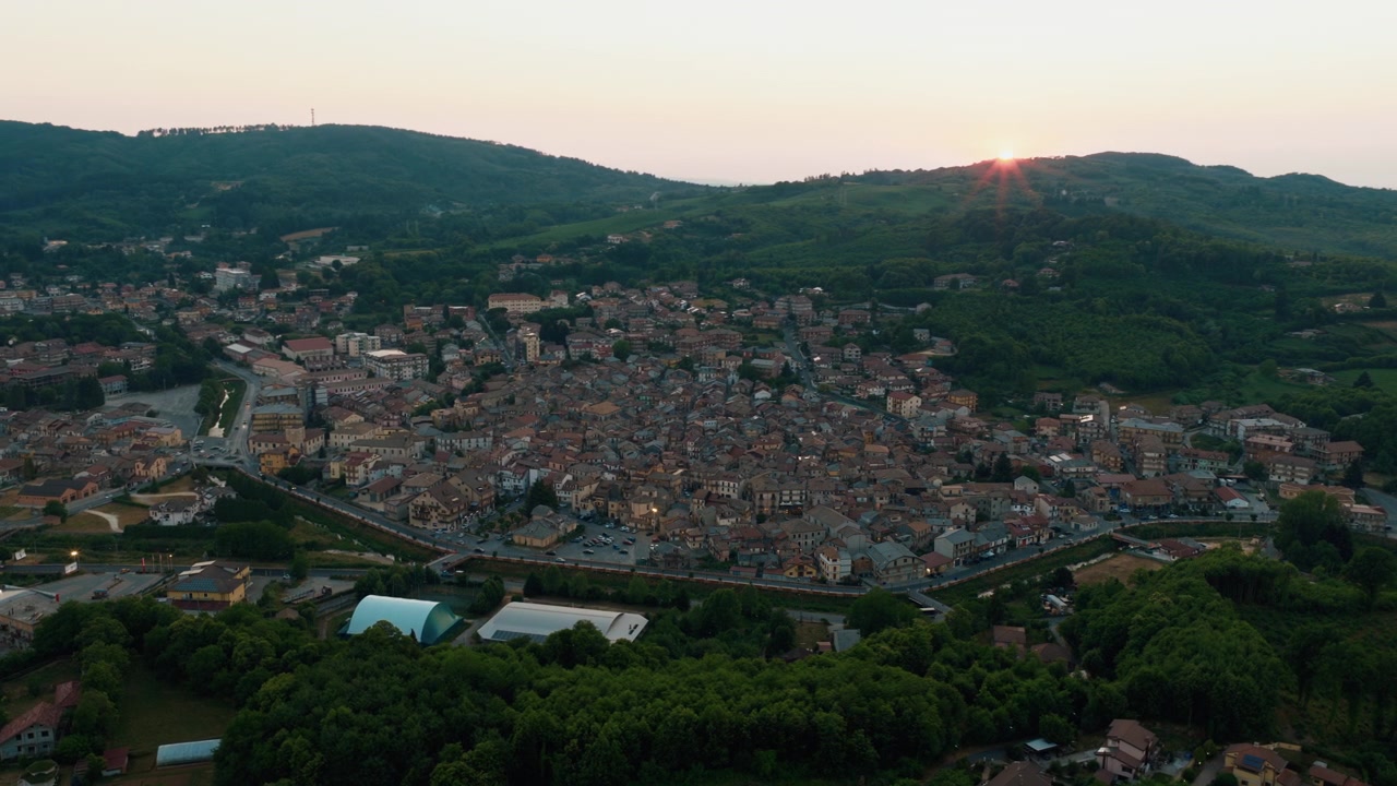 Veduta aerea di un piccolo borgo italiano al tramonto