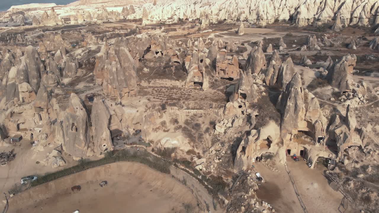 imágenes aéreas de drones de 4k de capadocia en el centro de turquía y sus distintivas "chimeneas de hadas"