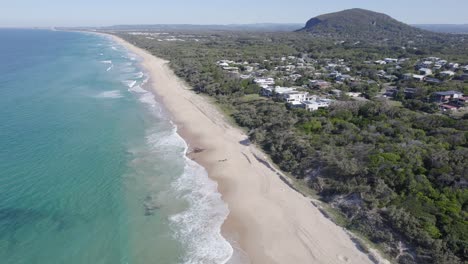 vista aérea de la playa de yaroomba en la costa del sol en queensland