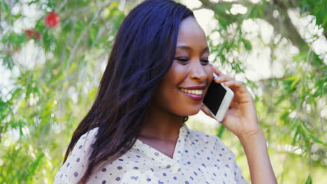 El-Retrato-De-Una-Mujer-Sonríe-Y-Habla-Por-Teléfono.-