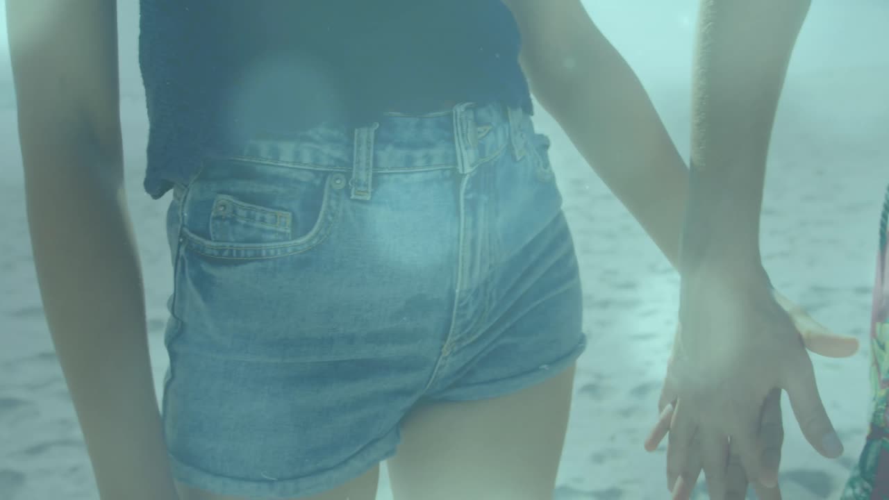 손을 잡고 있는 사람들 위에 반 ⁇ 이는 불빛의 애니메이션