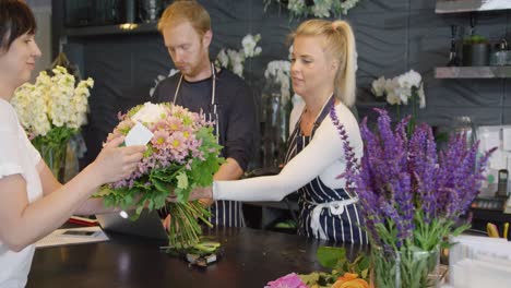 compañeros de trabajo y cliente en floristería