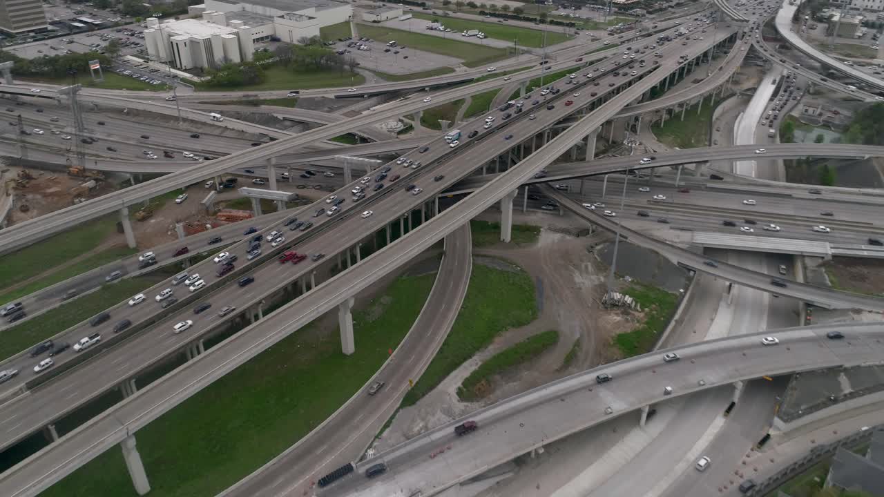 이 비디오는 휴스턴의 주요 고속도로에서 러시아워 트래픽의 조감도에 관한 것입니다.