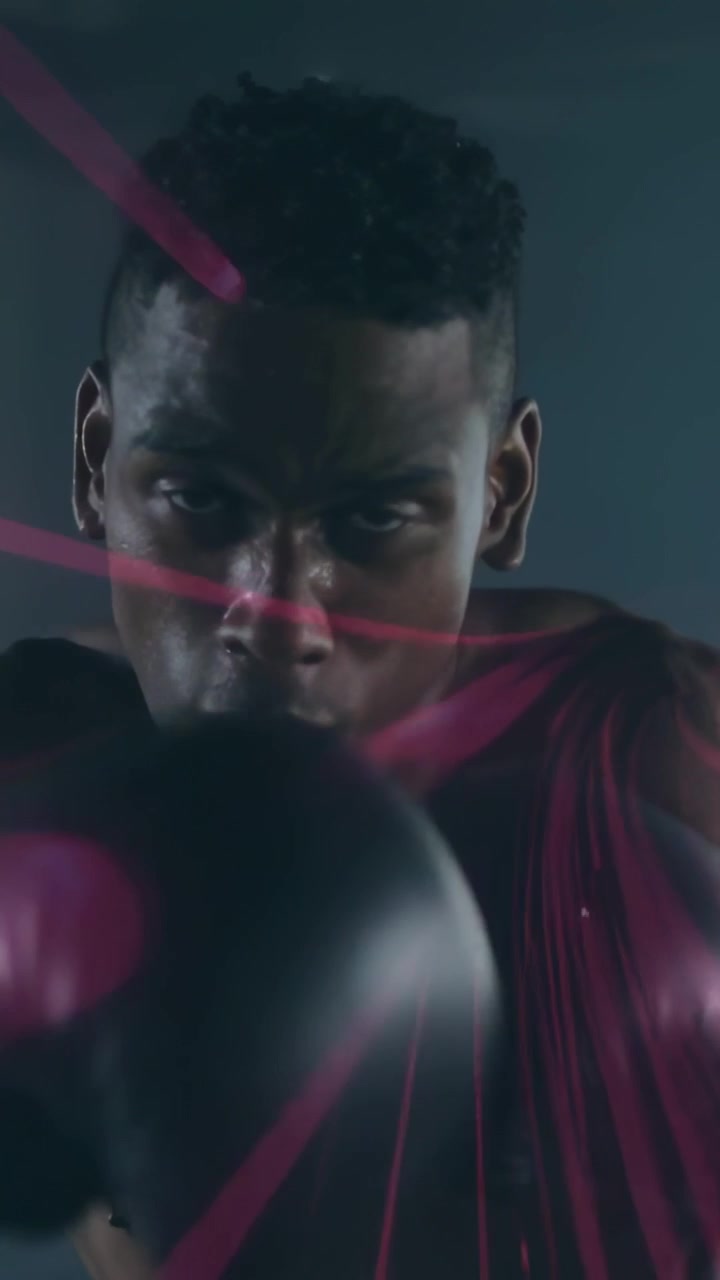 Video verticale: Pugile che alza la guardia, sferrando jab con scie rosse che mostrano la velocità per l'allenamento di boxe