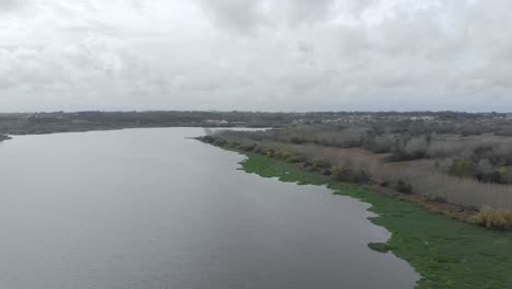 vista aérea de un gran lago en un día nublado de otoño