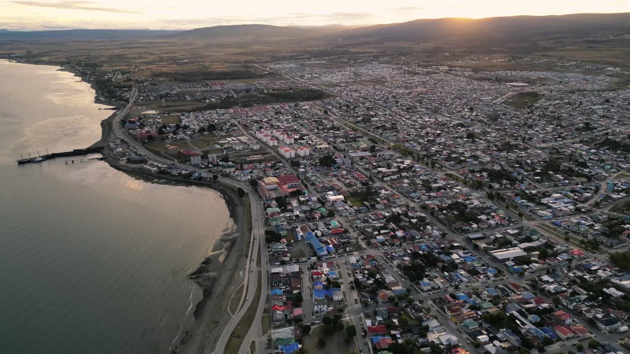 vista aérea del horizonte de punta arenas puerto patagónico chileno en el horizonte pacífico de la ciudad más austral, agua de mar en el estrecho de magallanes, américa del sur