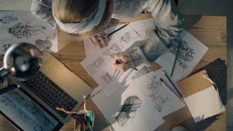 artista trabajando en bocetos en un escritorio