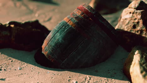 Viejo-Barril-De-Madera-En-La-Playa-De-Arena