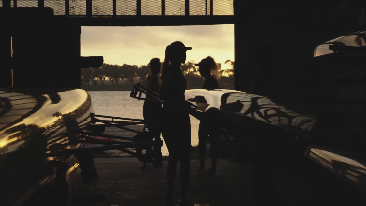 equipo de remo femenino entrenando en un río