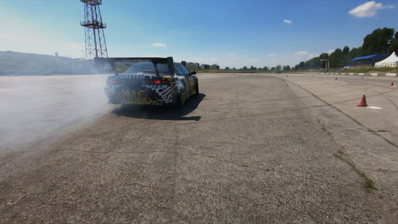 coche a la deriva en una pista de carreras
