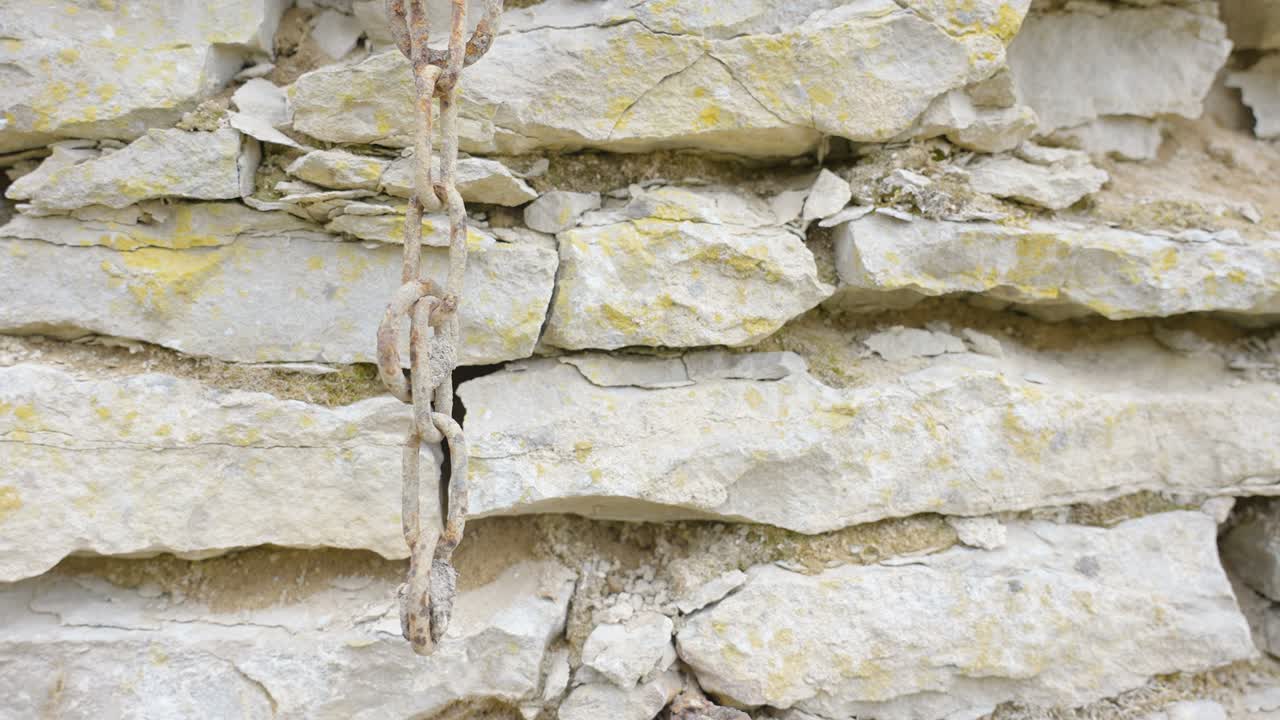 산의 쪽에 있는  돌의 바위