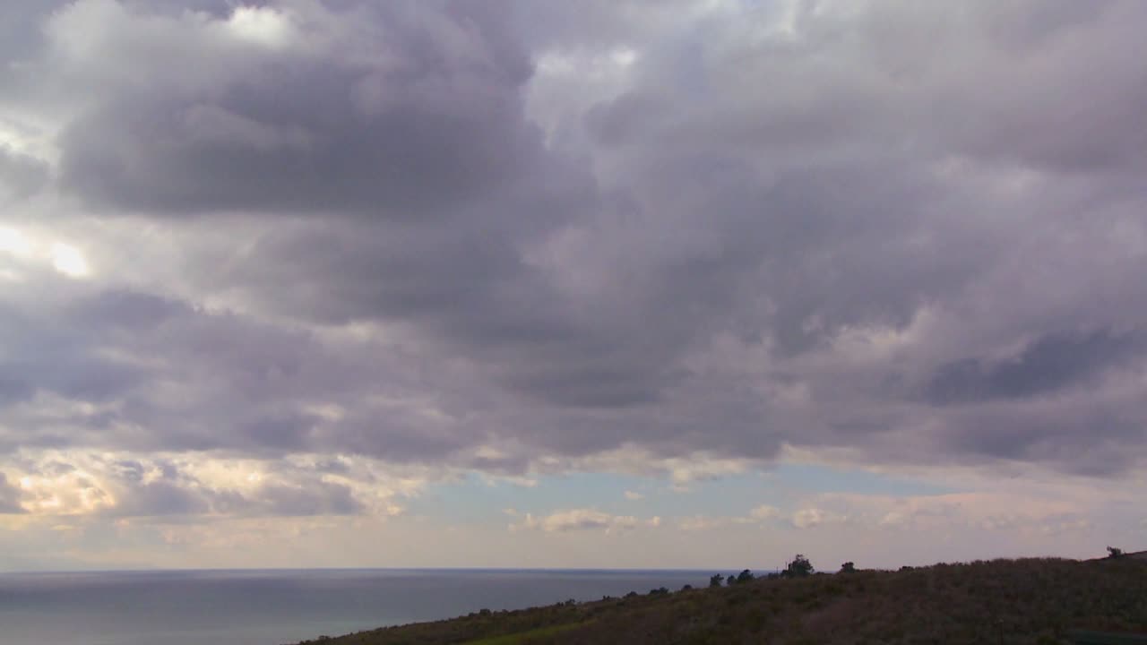 이 저속 촬영에서 육지와 바다 위에 폭풍 구름이 형성됩니다.