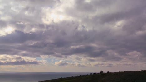 Se-Forman-Nubes-De-Tormenta-Sobre-La-Tierra-Y-El-Mar-En-Este-Lapso-De-Tiempo