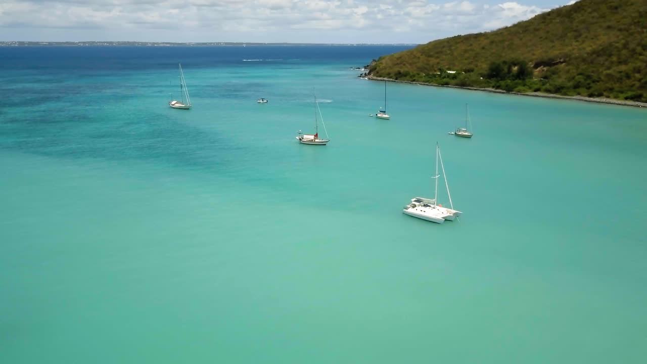 vista aérea de 4k con drones de yates y barcos anclados en la bahía de st maarten, caribe