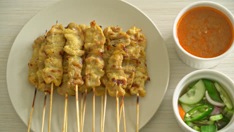 Satay-De-Cerdo-Con-Salsa-De-Maní-Encurtidos-Que-Son-Rodajas-De-Pepino-Y-Cebollas-En-Vinagre---Estilo-De-Comida-Asiática