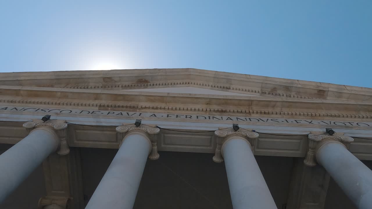 вид на внешние колонны базилики сан франческо ди паола в неаполе, италия